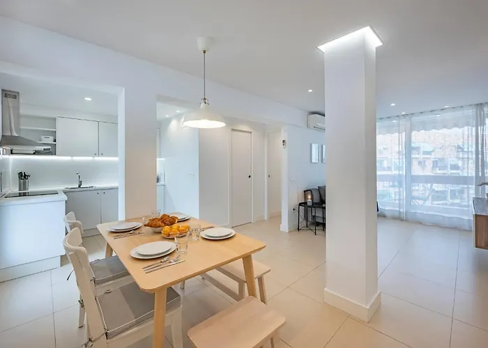 Bright Close To The Sea Apartment